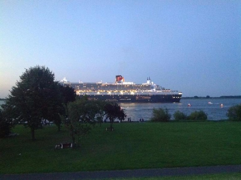 Queen Mary auf der Elbe